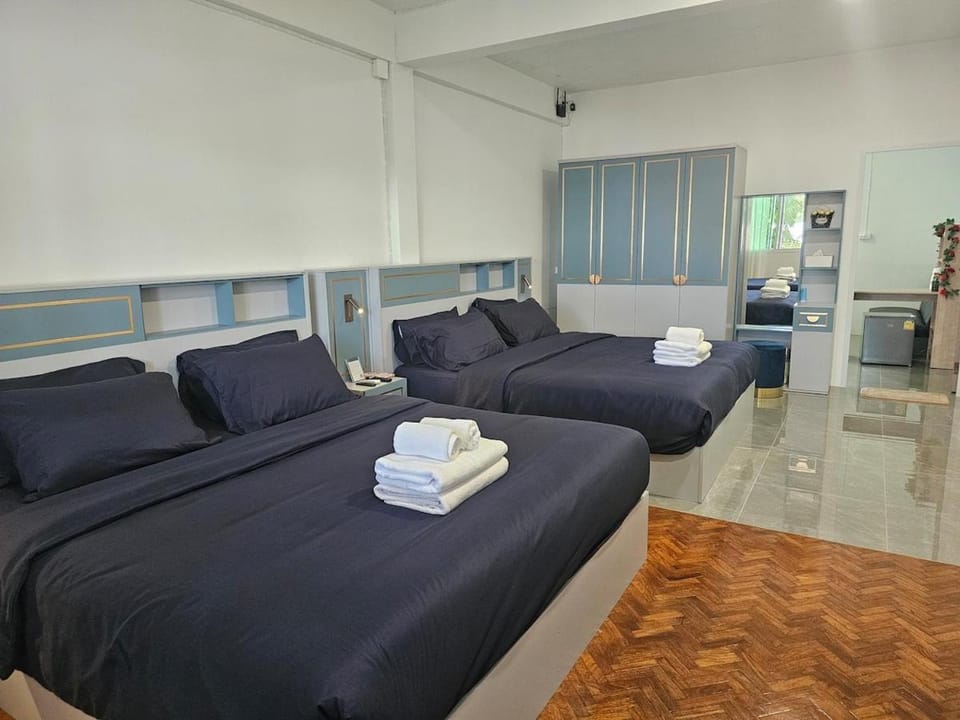 Bed, Bedroom, towels