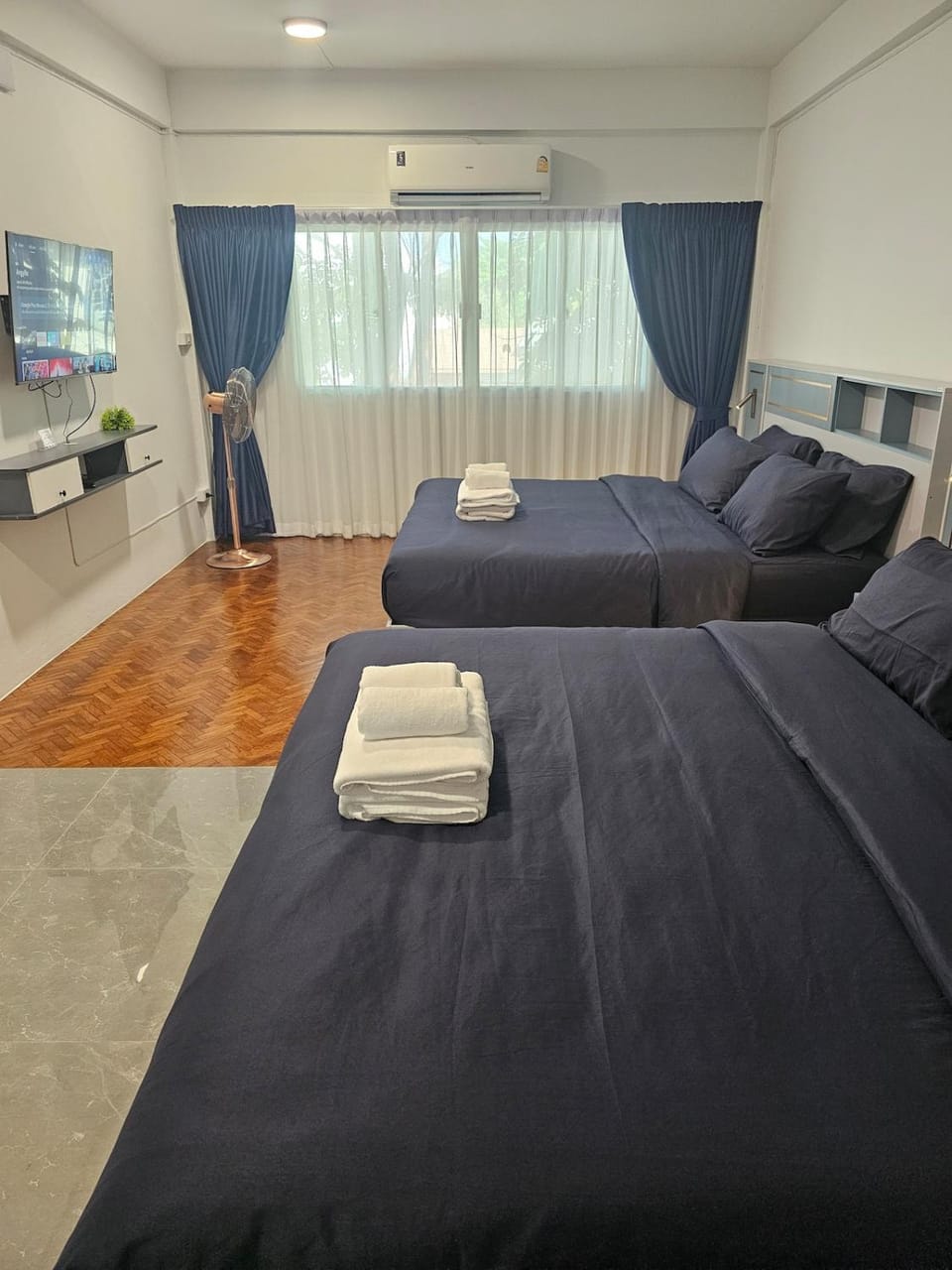 Bed, TV and multimedia, Photo of the whole room, Bedroom, towels