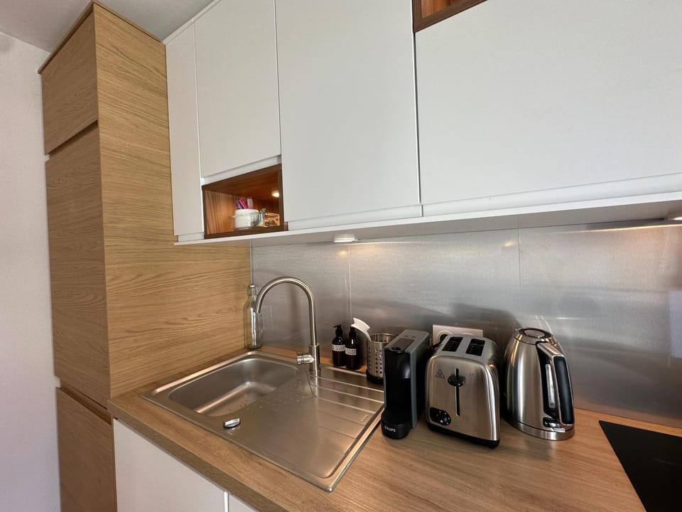 Coffee/tea facilities, Kitchen or kitchenette, stove, toaster