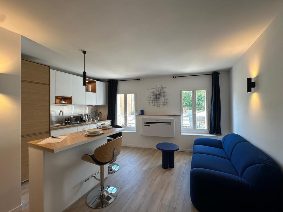 Kitchen or kitchenette, Living room, Seating area, Dining area