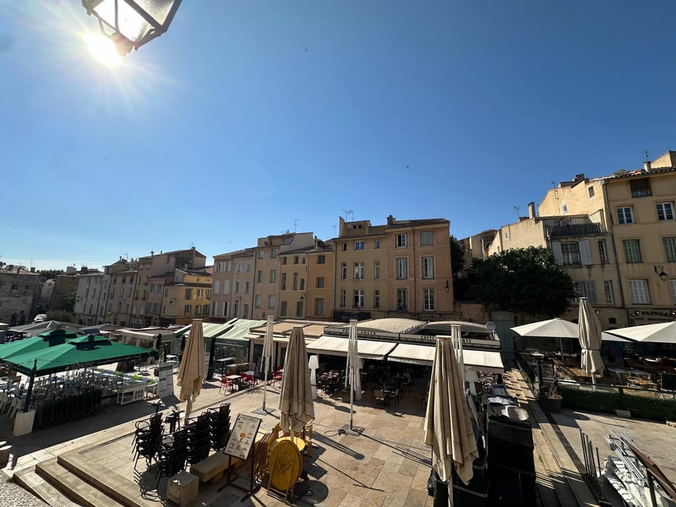 Day, Neighbourhood, City view, Street view, Location, Parking