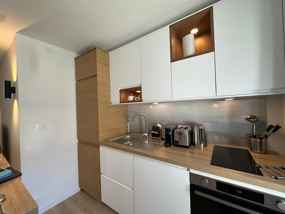 Coffee/tea facilities, Kitchen or kitchenette, dishwasher, stove, toaster