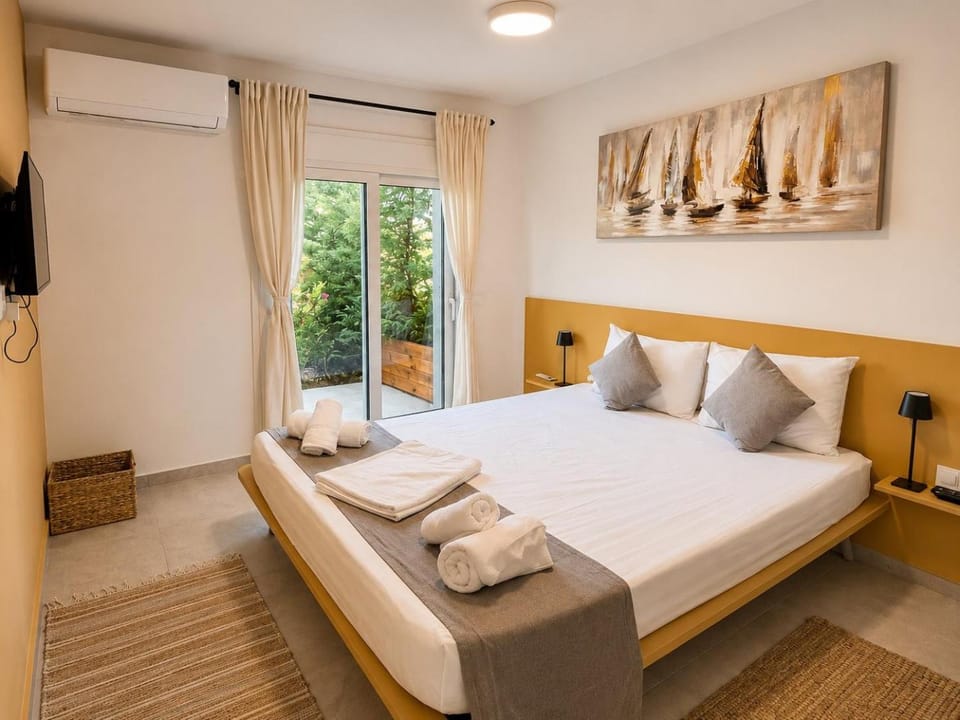 Bed, TV and multimedia, Photo of the whole room, Bedroom, towels, air conditioner