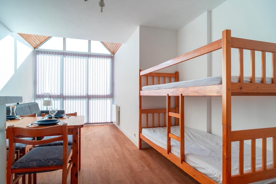 Bed, Dining area