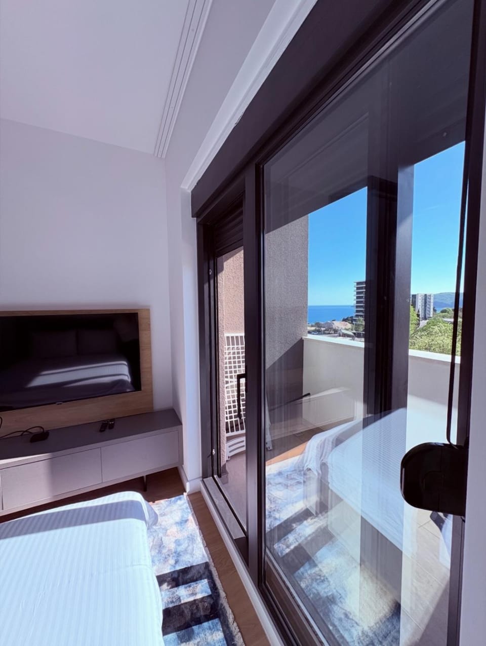 Sea View studio & Private Garage -Twin Towers Apartment in Montenegro