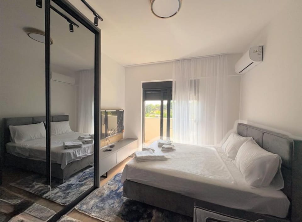 Bed, Living room, Seating area, Bedroom, air conditioner