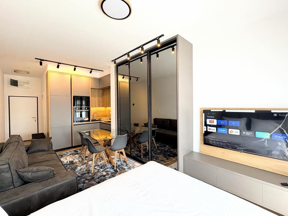 Bed, Seating area, Bedroom, air conditioner