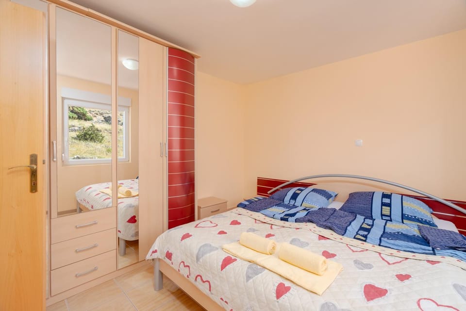 Photo of the whole room, Bedroom