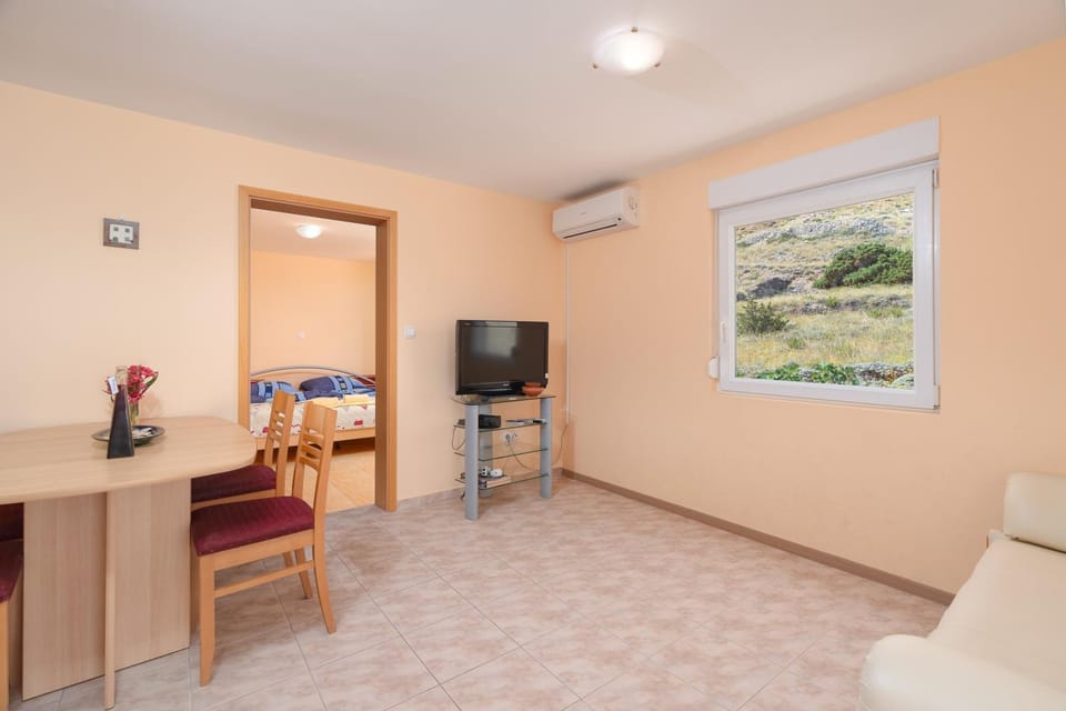 Living room, Dining area, air conditioner