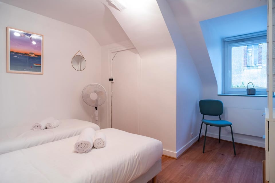 Photo of the whole room, Bedroom