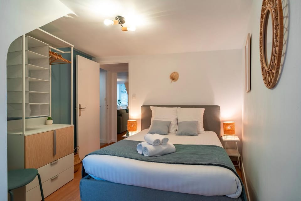 Photo of the whole room, Bedroom
