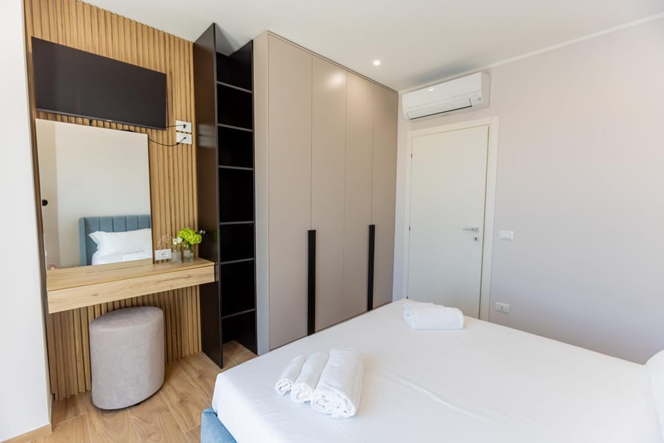 Bed, Bedroom, wardrobe, air conditioner