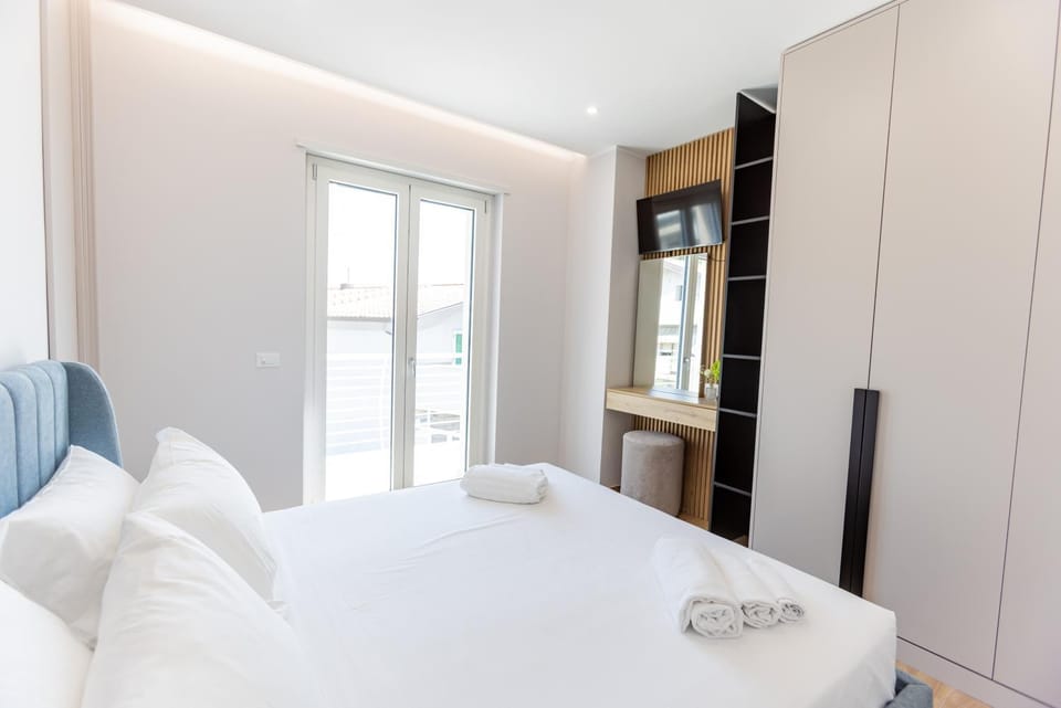 Bed, TV and multimedia, Bedroom, wardrobe