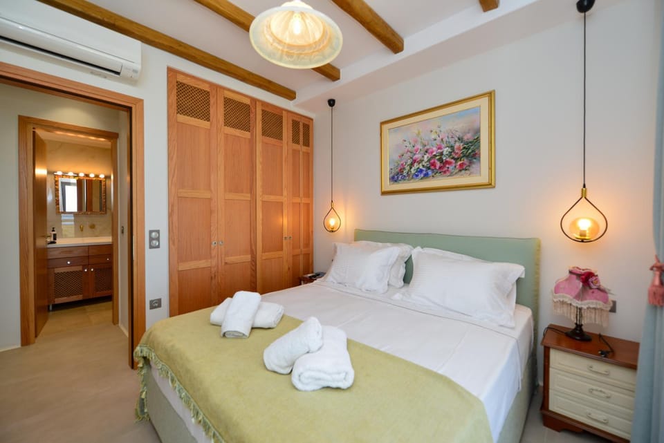 Bed, Photo of the whole room, Bedroom, towels, wardrobe