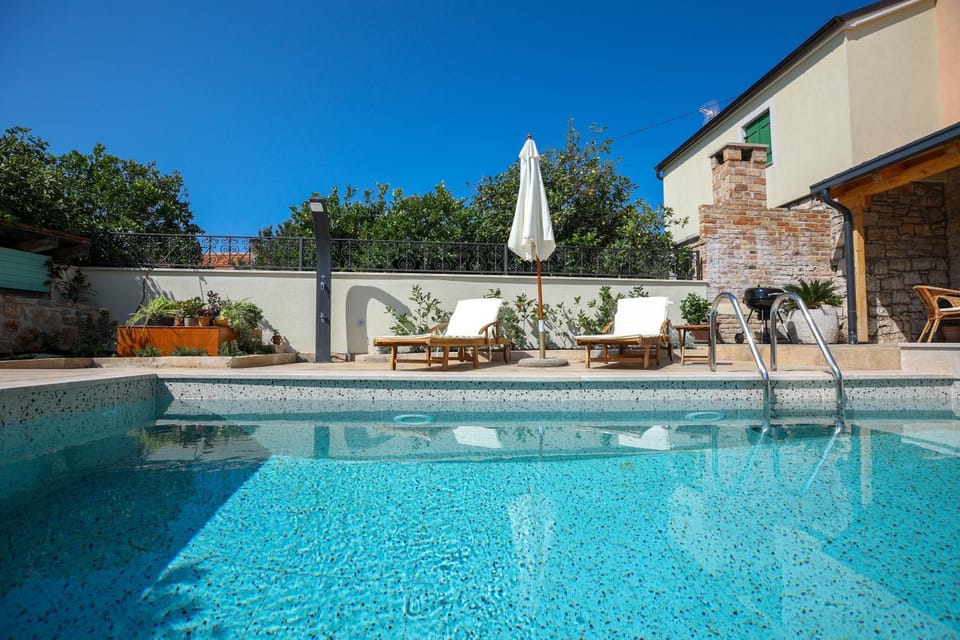 Day, Swimming pool, sunbed