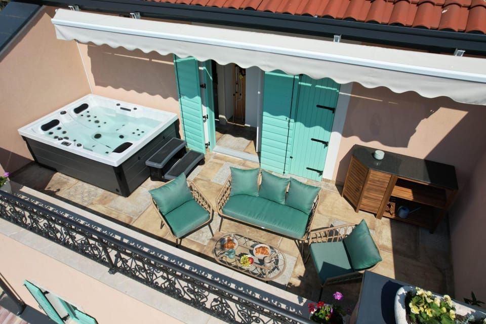 Hot Tub, Balcony/Terrace, Seating area