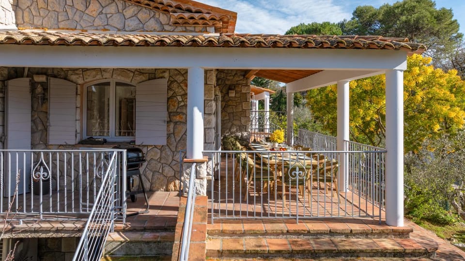 Property building, Spring, Balcony/Terrace, Dining area