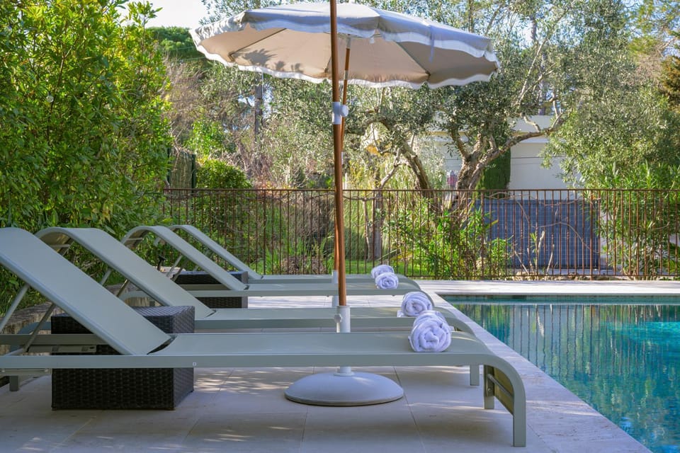 Swimming pool, sunbed