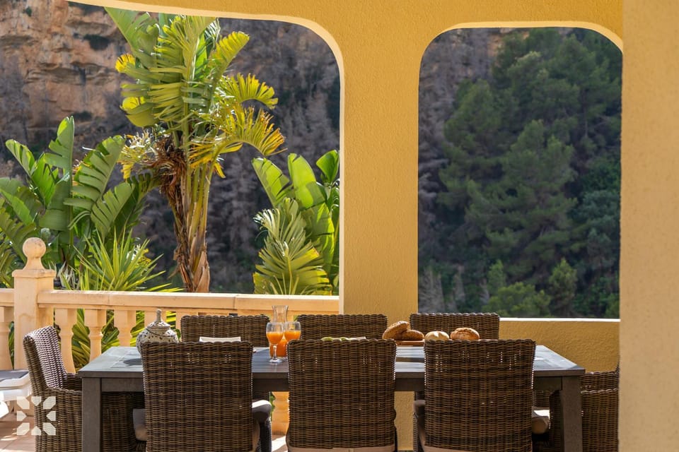 Patio, Day, Natural landscape, Garden, Living room, Seating area, Dining area, Garden view