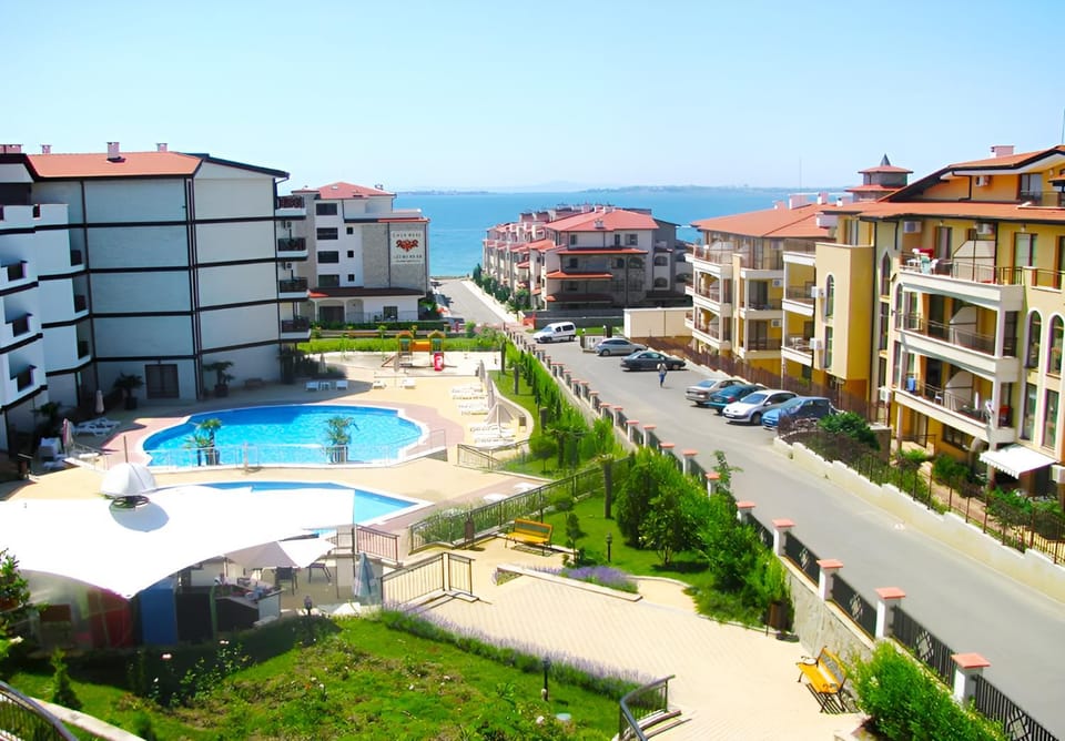 Property building, Day, Bird's eye view, City view, Pool view, Sea view, Street view, Swimming pool, Location