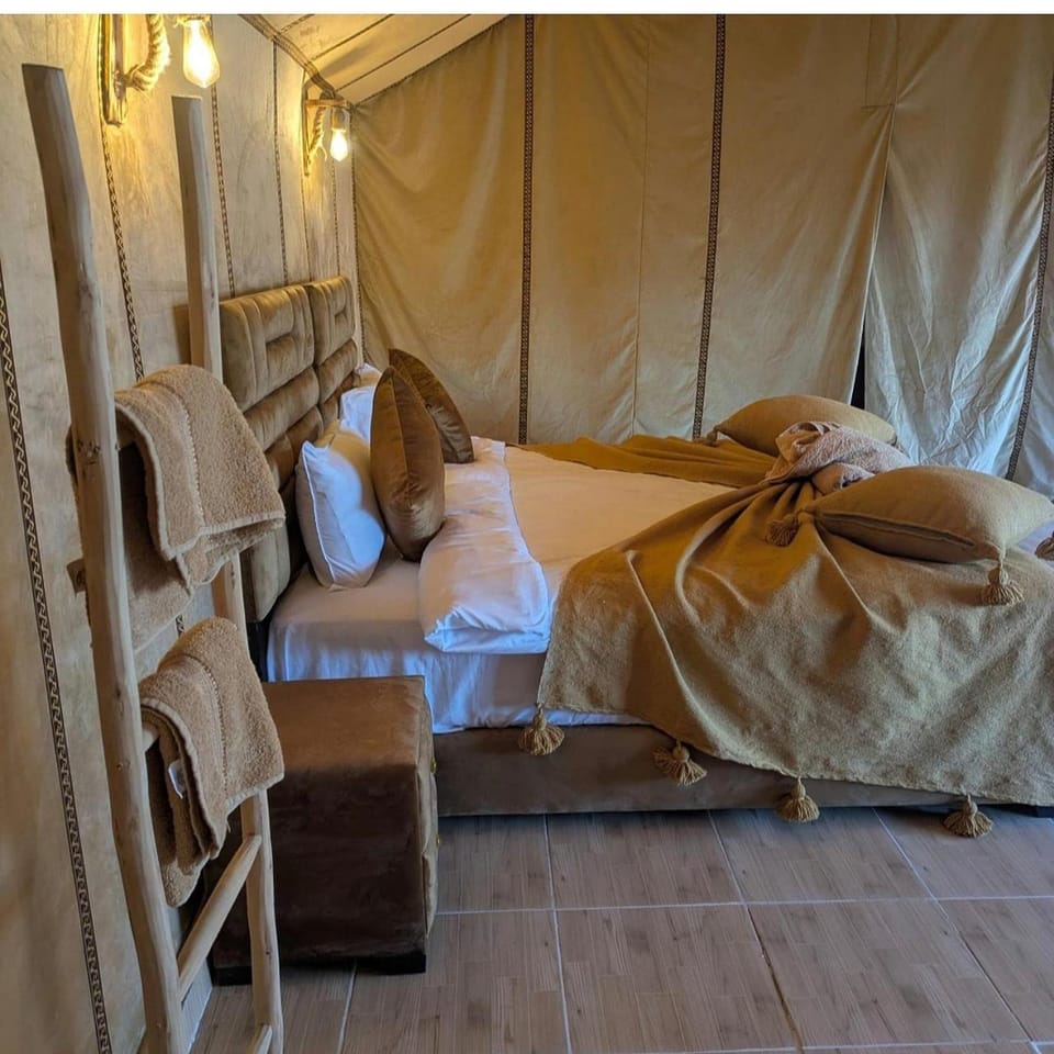 Bed, Bedroom, Family, room service, towels