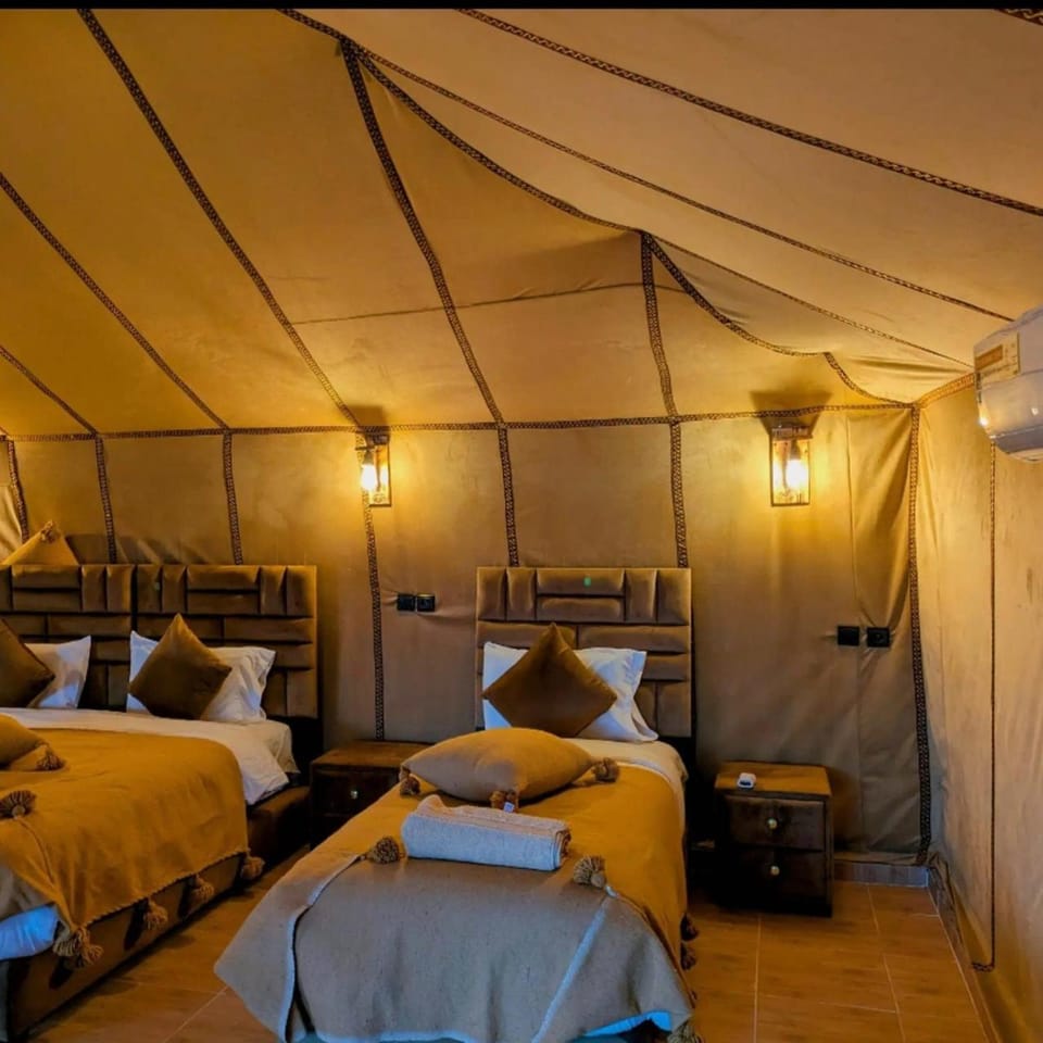 Photo of the whole room, Bedroom, towels