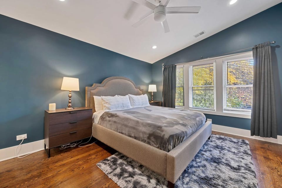 Wicker Park 4bd 3ba, Steps from CTA, Parking Incl home House in Wicker Park