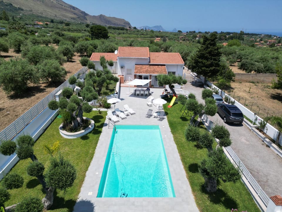 Natural landscape, Bird's eye view, Balcony/Terrace, Mountain view, Pool view, Street view, Swimming pool, Parking, sunbed