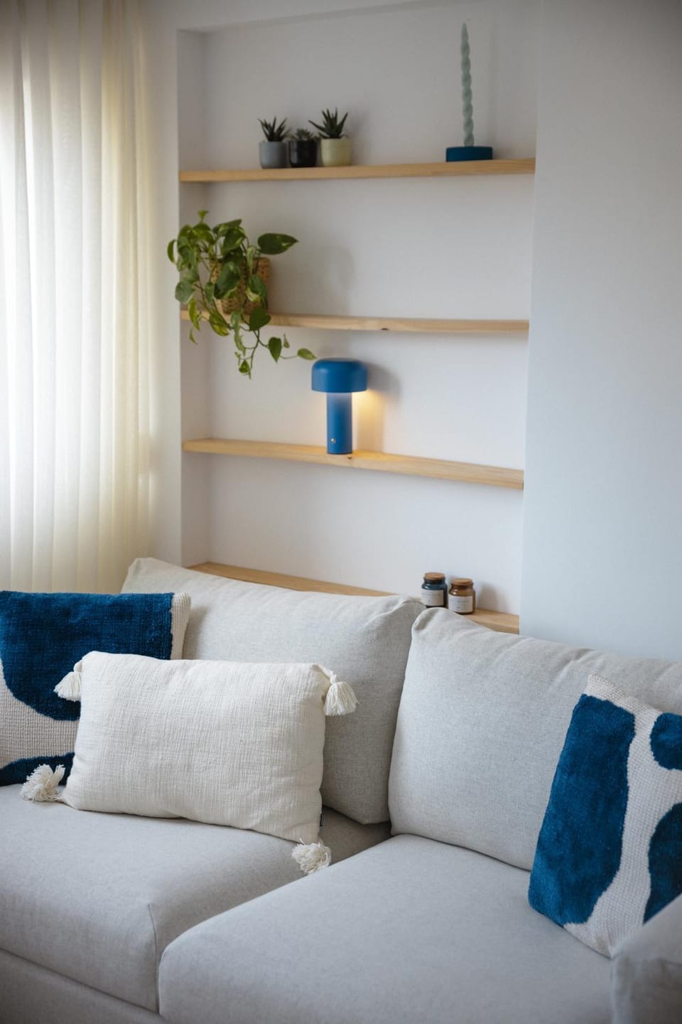 TV and multimedia, Living room, Seating area, internet