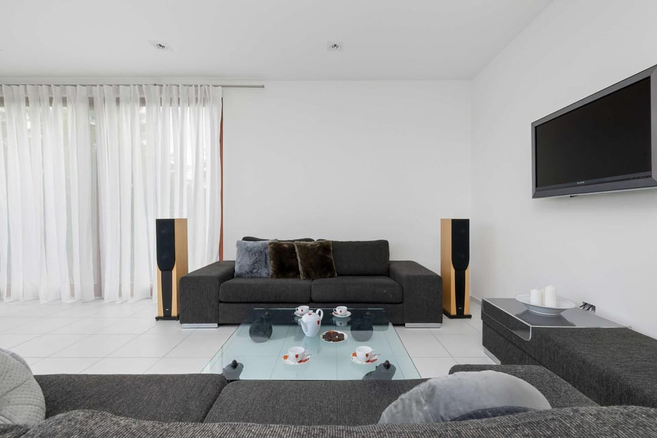 TV and multimedia, Living room, Seating area, Evening entertainment