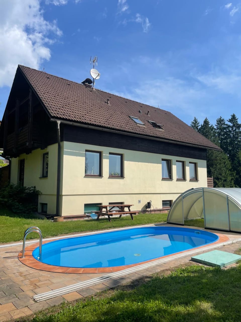 Property building, Garden, Swimming pool