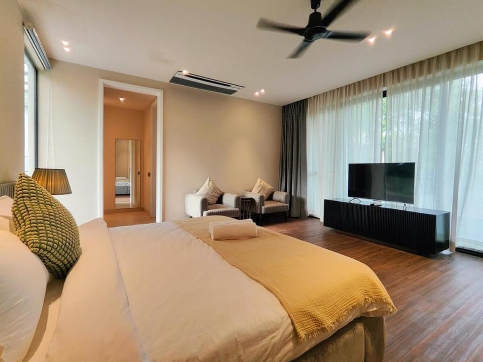 Bed, Photo of the whole room, Seating area, Bedroom, air conditioner