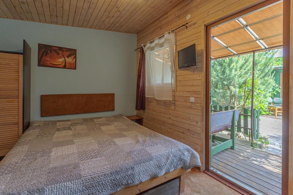 Bed, TV and multimedia, Bedroom
