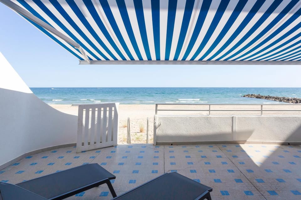 Natural landscape, View (from property/room), Balcony/Terrace, Beach, Sea view, sunbed