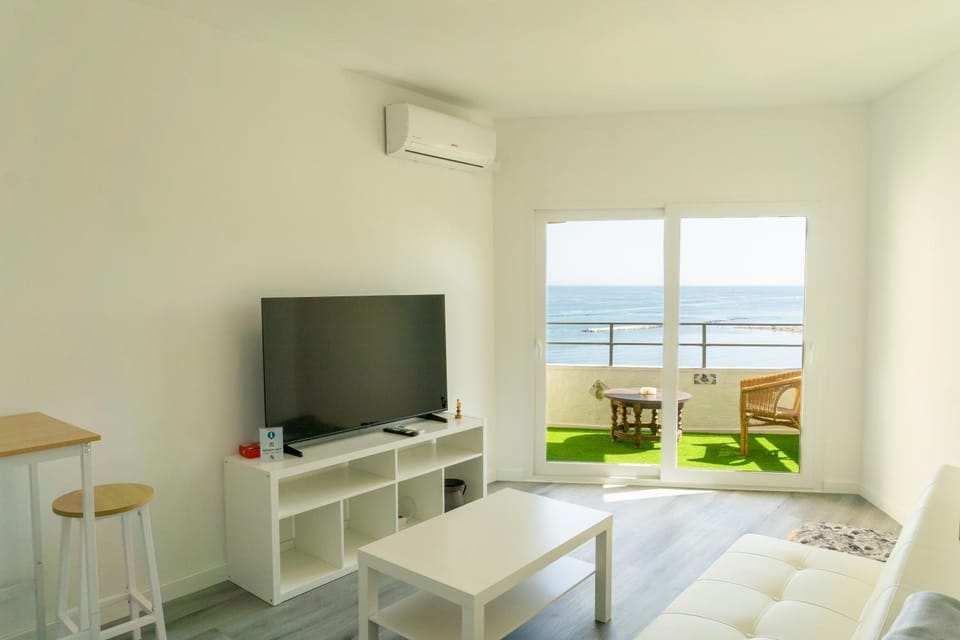 Communal lounge/ TV room, TV and multimedia, Dining area, Sea view