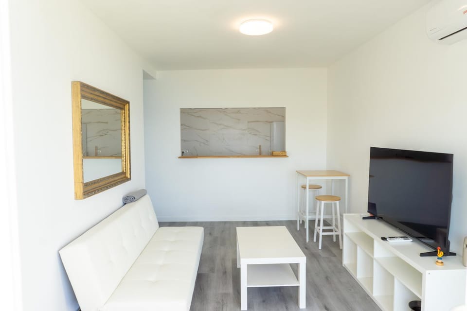 Communal lounge/ TV room, TV and multimedia, Living room, Seating area, Dining area