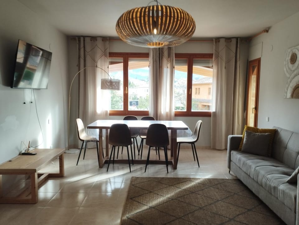 TV and multimedia, Living room, Seating area, Dining area