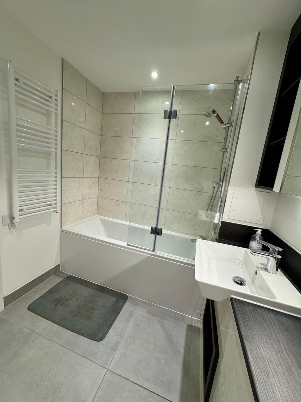Cozy Modern Room In London Vacation rental in Isleworth