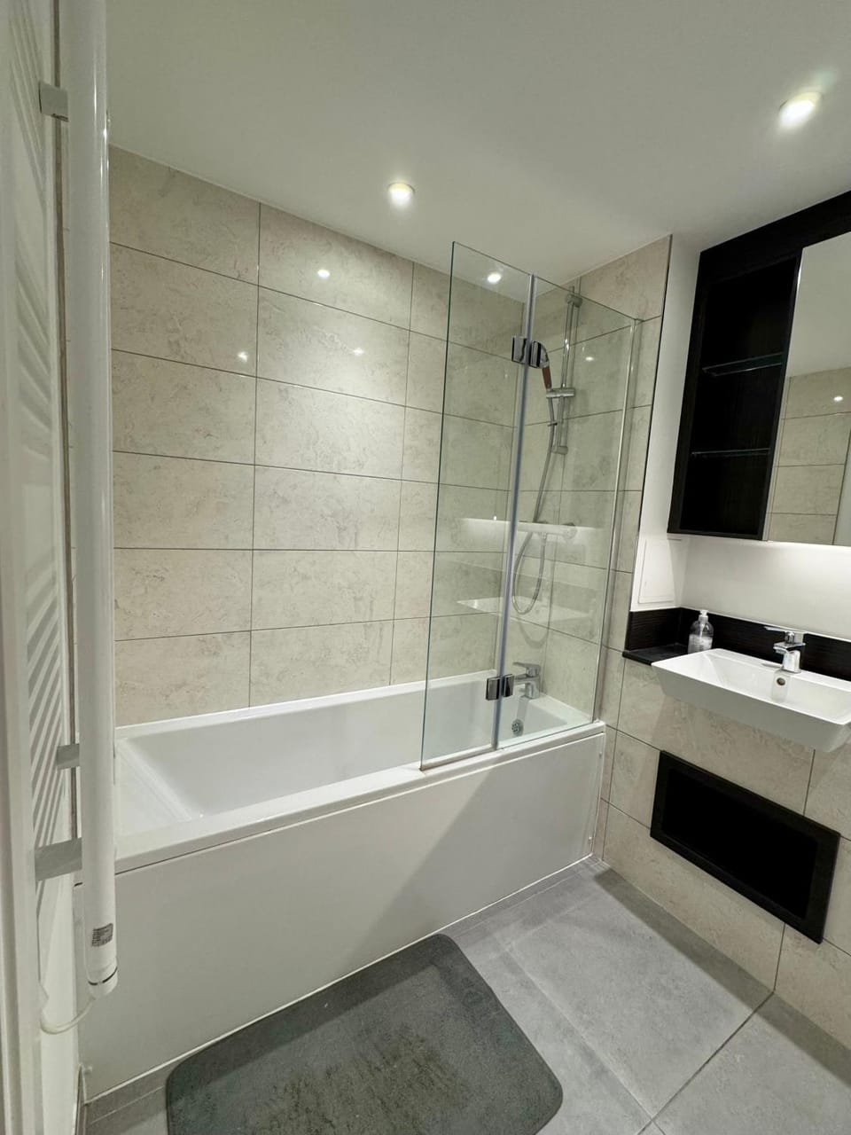 Cozy Modern Room In London Vacation rental in Isleworth