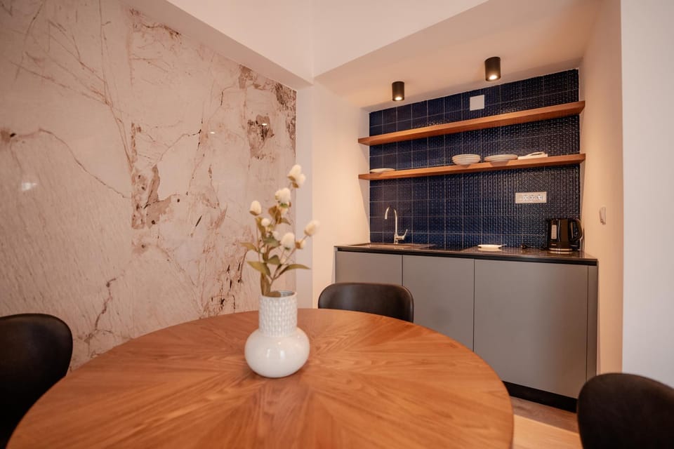 Kitchen or kitchenette, Dining area
