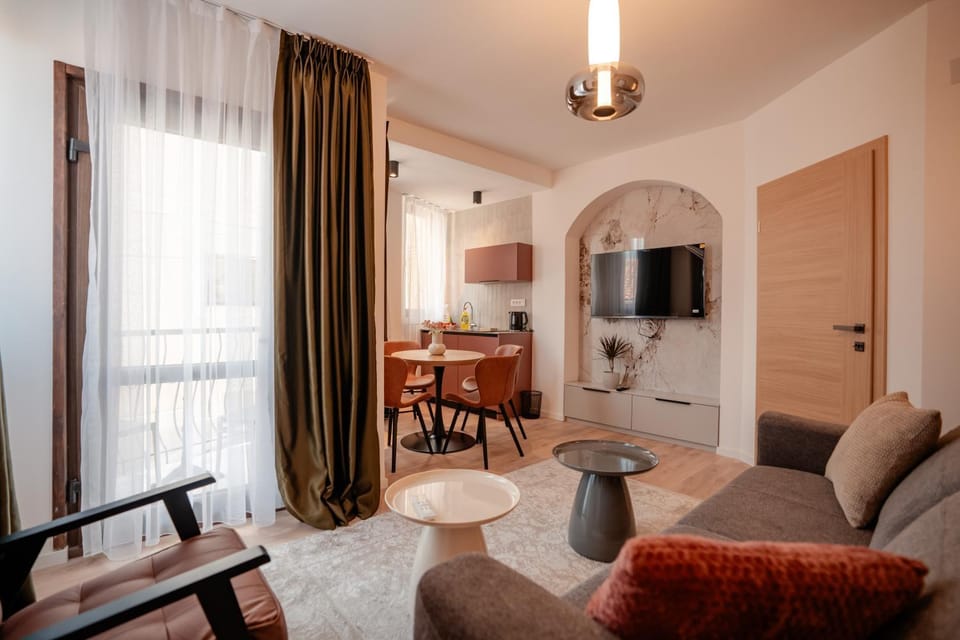 TV and multimedia, Kitchen or kitchenette, Living room, Seating area, Dining area