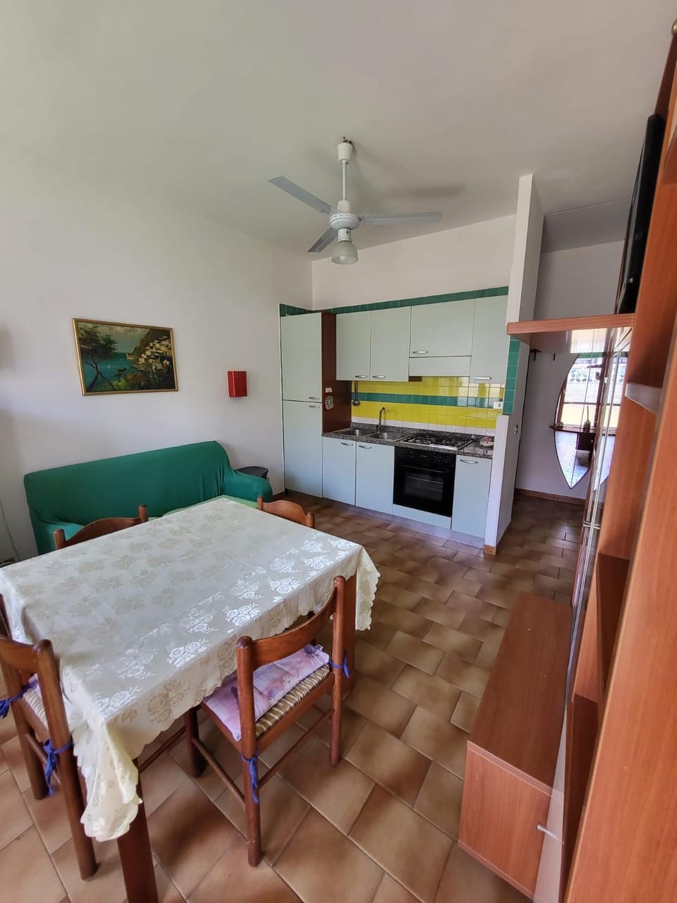 TV and multimedia, Kitchen or kitchenette, Living room, Dining area, stove