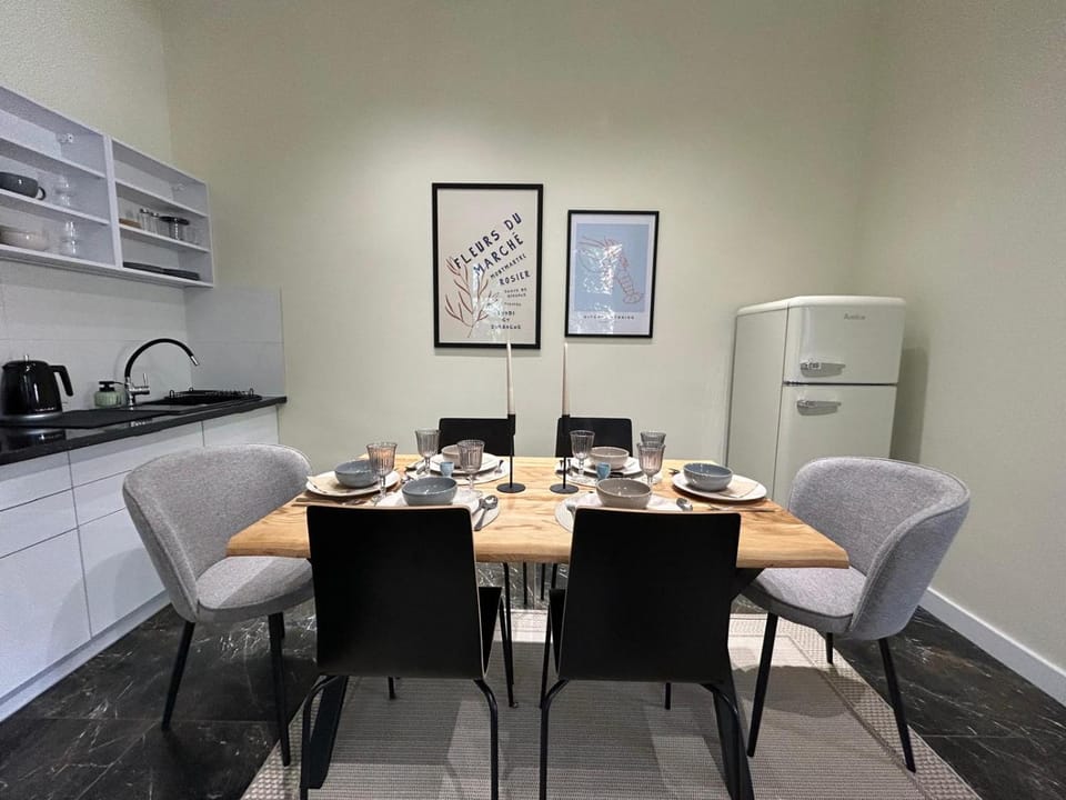 Kitchen or kitchenette, Dining area