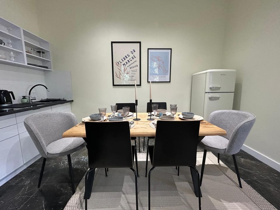 Kitchen or kitchenette, Dining area