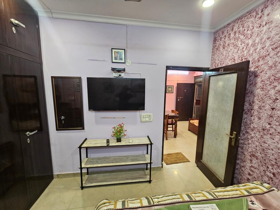 Bed, TV and multimedia, Bedroom
