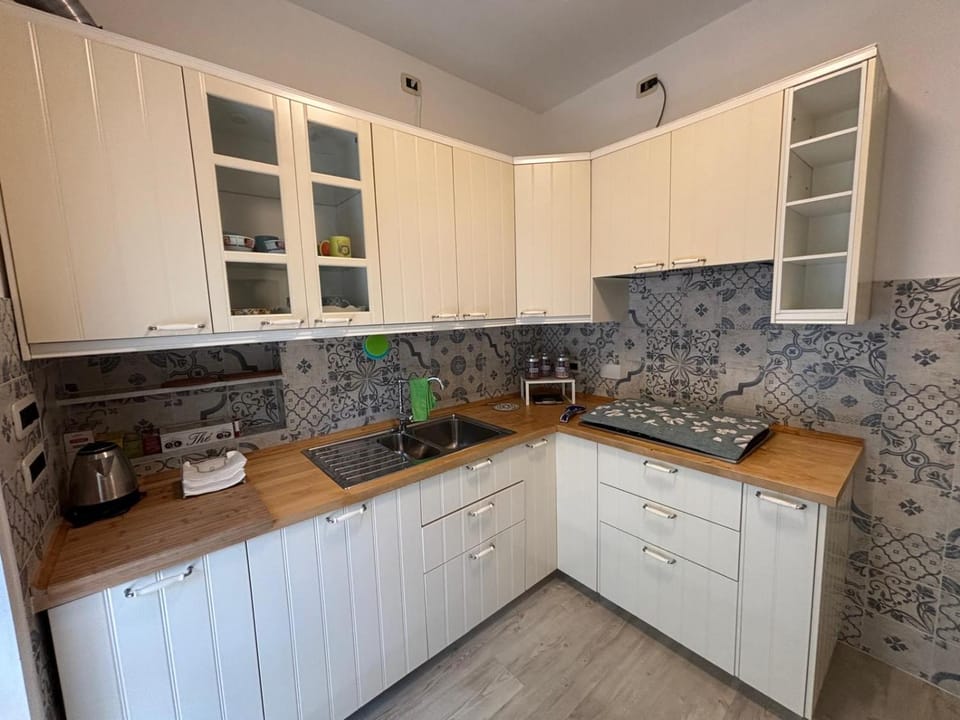 Coffee/tea facilities, Kitchen or kitchenette, dishwasher, stove