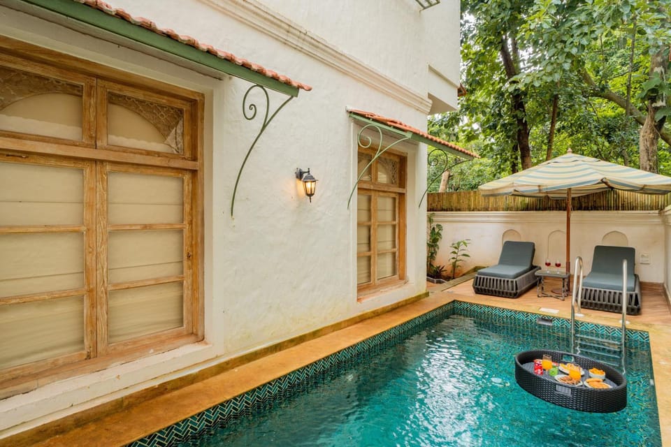 Swimming pool, sunbed