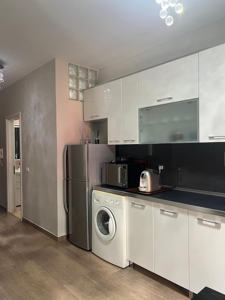 Kitchen or kitchenette, washing machine