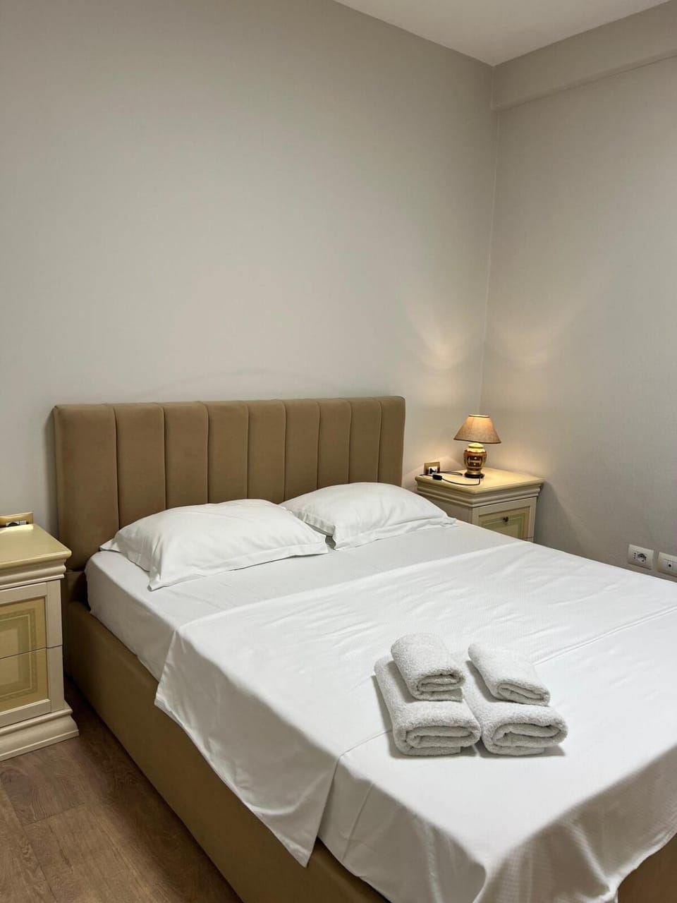 Bed, towels