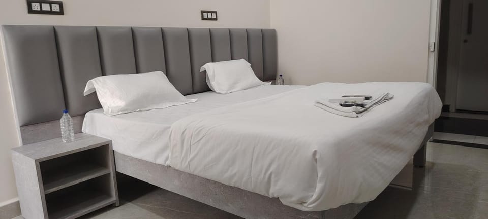 Bed, Photo of the whole room, Bedroom, towels